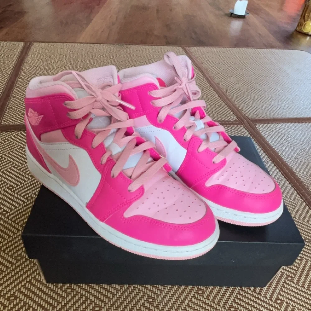 Nike Air Jordan White and Pink - Picture 6 of 9